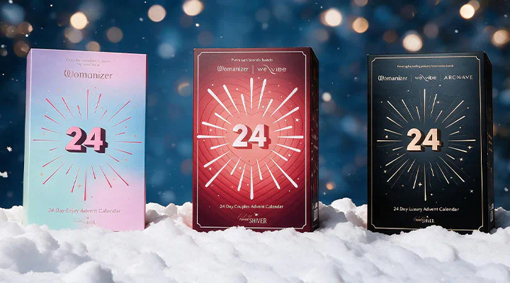 Der står tre adventskalendere i et snedækket vinterlandskab.