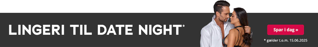 Reklamen har en mørkegrå baggrund med hvid skrift, hvor der står: "Dessous til date night". Over teksten er der en rød knap med teksten "Kun i kort tid". Under knappen står der med små bogstaver: "*gyldig t.o.m. 15.06.2025". På billedet ses et par: En mand i hvid skjorte kigger på en kvinde, der bærer sort lingeri med snøring i ryggen. De står tæt sammen, og manden holder fast i kvindens lange, mørke hår.