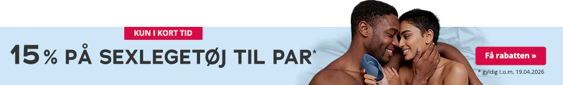Et smilende par ligger tæt omfavnet på en seng med lyseblåt sengetøj. Begge er baroverkroppede. Kvinden holder en mørkeblå masturbator i hånden. Til venstre for billedet står der med store sorte bogstaver: „15 % på par-legetøj*“. Derunder står der med mindre skrift: „* gyldigt indtil 19.04.2026“.