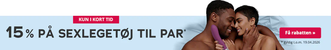 Et smilende par ligger tæt omfavnet på en seng med lyseblåt sengetøj. Begge er baroverkroppede. Kvinden holder en lilla vibrator i hånden. Til venstre for billedet står der med store sorte bogstaver: „15 % på par-legetøj*“. Derunder står der med mindre skrift: „* gyldigt indtil 19.04.2026“.