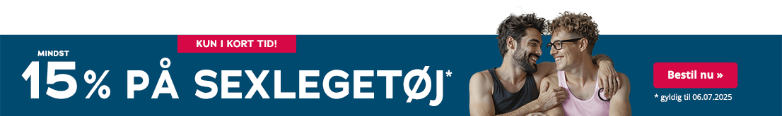 Reklamen har en petrolfarvet baggrund. Der står med store bogstaver "Mindst 15"% på sexlegetøj". Derunder står med små bogstaver "gyldig til 06.07.2025". Øverst er der en rød knap med hvid skrift "Kun i kort tid". I højre side er der to mænd, der holder hinanden i armene og ser på hinanden. Den ene mand har en lyserød top på, og den anden mand har en sort top på og holder en sort penisring i hånden.