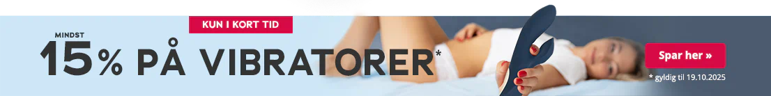 Billedet viser en reklame med en kvinde, der ligger på ryggen med bøjede ben. Hun har hvide trusser og en hvid kort T-shirt på. I hånden holder hun en blå vibrator. Der står med store bogstaver »mindst 15 % på vibratorer«. Under står der med små bogstaver »gælder t.o.m. 19.10.2025«. Over reklamen er der en rød knap med teksten »Kun i kort tid!«.