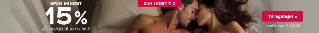 Et par ligger tæt omslynget og afslappet på en seng i en varm, intim stemning. Foran ses et markant banner, der reklamerer med mindst 15 % rabat på parlegetøj, gyldigt til 17.08.2025, med teksten “Kun i kort tid”. Fokus er på nærhed, kærlighed og et eksklusivt tilbud på parlegetøj.