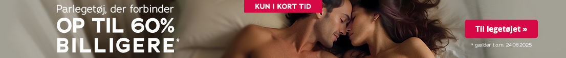 Et par ligger tæt omslynget og afslappet på en seng i en varm, intim stemning. Foran ses et markant banner, der reklamerer "Parlegetøj, der forbinder – op til 60% billigere", gyldigt til 24.08.2025, med teksten “Kun i kort tid”. Fokus er på nærhed, kærlighed og et eksklusivt tilbud på parlegetøj.