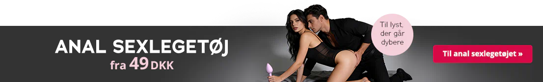 En kvinde og en mand sidder på knæ bag hinanden på en seng. Kvinden har en sort body på, og manden har en sort skjorte og bukser i samme farve. Manden holder hovedet tæt op ad hendes og har hånden på hendes bagdel. Der ses en lilla analplug, og der står med store bogstaver: »Anal sexlegetøj fra 49 DKK«.