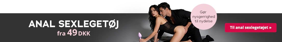 En kvinde og en mand sidder på knæ bag hinanden på en seng. Kvinden har en sort body på, og manden har en sort skjorte og bukser i samme farve. Manden holder hovedet tæt op ad hendes og har hånden på hendes bagdel. Der ses en lilla analplug, og der står med store bogstaver: »Anal sexlegetøj fra 49 DKK«.