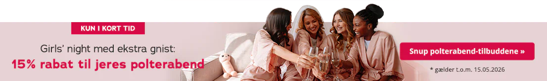 Flere kvinder i lyserøde satinkåber sidder og ler på en beige sofa og skåler med champagneglas. Med store bogstaver står der: »Girls'night med ekstra gnist: 15% på jeres polterabend – gælder t.o.m. 15.05.2026.«