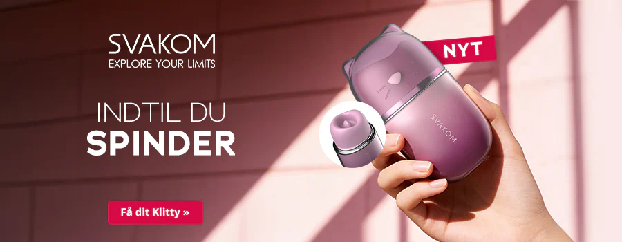 Et lilla, katteformet sexlegetøj med små ører holdes i en hånd foran en lyserød væg. Ved siden af viser et lille rundt billede legetøjets indre. Til venstre står den hvide tekst »SVAKOM – Explore your limits« og »INDTIL DU SPINDER«, og øverst til højre er der et rødt banner med »NYT«. Nederst er der en rød knap med hvid skrift: »Få dit Klitty«.