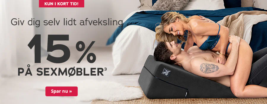 Annonce med teksten: 'Kun i kort tid! Giv dig selv lidt afveksling – 15 % på sexmøbler³'. Nederst til venstre en rød knap med teksten 'Spar nu »'. Til højre i billedet ligger et par i undertøj på en sort kilepude foran en seng, kvinden sidder overskrævs på manden, begge smiler til hinanden og rører ved hinanden.