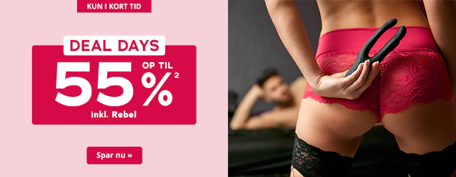 Reklamemateriale i to dele. Den ene side har en gul baggrund. Øverst er der et mangelelement med rød baggrund og påskriften »Kun i kort tid«. I midten foran den gule baggrund er der et rødt rektangel med afrundede hjørner og store hvide bogstaver: Op til 55% inkl. Rebel. Ovenover er der en knap med hvid baggrund og store røde bogstaver: »DEAL DAYS«. På den anden side af reklamen er der et billede. Billedet viser en kvinde bagfra. Man kan se hendes ryg, hendes bagdel og den øverste halvdel af hendes lår. Hun er iført røde blondetrusser og sorte strømper med blondekanter. Hun holder et sort stykke legetøj i hånden bag sin numse. I baggrunden af billedet ses en mand, der ligger på en sofa. Han har bar overkrop og kigger i retning af kvinden. Nederst i annoncen er der en call-to-action-knap med rød baggrund og ordene »Spar nu »«.