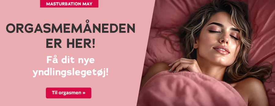 Billedet er en reklamegrafik med pink baggrund. På den ene side står der med store sorte bogstaver: »Orgasmemåneden er her!«. Under dette er teksten: »Få dit nye yndlingslegetøj!« og en rød knap med ordene »Til orgasme«. Øverst er der et rødt felt med ordene »MASTURBATION MAY«. På den anden side er der et billede. På billedet ligger en kvinde afslappet i sengen med lukkede øjne under et pinkfarvet tæppe, kun hendes bare skuldre og hoved er synlige.