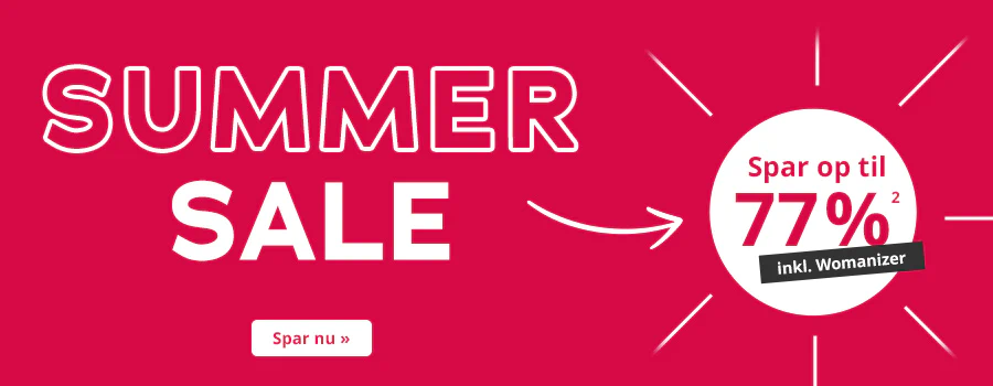 Billedet viser en reklame med rød baggrund. Med store hvide bogstaver står der "SUMMER SALE". Under teksten er der en hvid cirkel med rød tekst, hvor der står "Spar op til 77%²". Der er en sort banner med hvid skrift, hvor der står "inkl. Womanizer". Omkring cirklen er der symbolske hvide linjer, der forestiller solstråler. En hvid pil forbinder teksten og grafikken. Nederst i annoncen er der en hvid knap med rød skrift "Spar nu »".