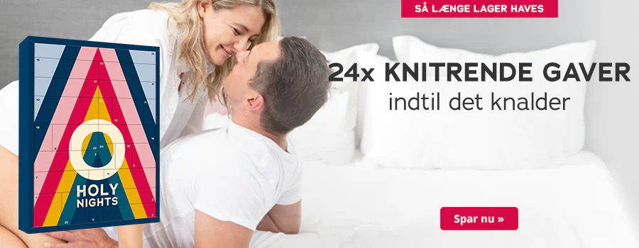 Billedet viser en reklame. En mand i hvid T-shirt ligger på ryggen på en seng, og en kvinde i hvid bluse ligger bøjet over ham. Begge smiler til hinanden. Julekalenderen med det farverige design og påskriften "HOLY NIGHTS" er afbildet på en iøjnefaldende måde. Over den står der med sort skrift: "24x knitrende, indtil det knalder!". I øverste kant er der en rød knap med teksten "Så længe lager haves". Under knappen er der også en rød knap med teksten "Spar nu »".