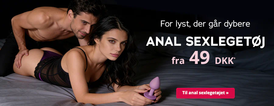 En kvinde ligger på maven på en seng og holder en analplug i hånden. Over hende ligger en mand, der ser på hende. Manden er bar overkrop, og kvinden har en sort blondebody på. Der står med store bogstaver: »For lyst, der går dybere – anal sexlegetøj fra 49 DKK«. Nederst på billedet er der en rød knap med teksten »Til anal sexlegetøjet«.