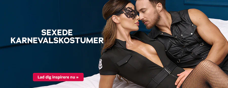 En kvinde ligger i en seng, kun iført strømper og en øjenmaske. En mand i erotisk karnevalskostume med læderaccessories ligger bag hende og lægger armen om hende. Over billedet står der med hvid skrift »Sexede karnevalskostumer«. Under billedet er der en knap med teksten »Bliv inspireret nu«.