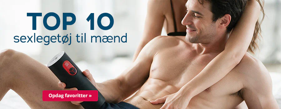 En mand ligger på en seng i sort undertøj og med bar overkrop og holder en sort masturbator i hånden. En kvinde sidder bag ham og rører ved hans mave og hofter med sin hånd. På billedet står der »TOP 10 sexlegetøj til mænd« og »Opdag favoritterne »«.