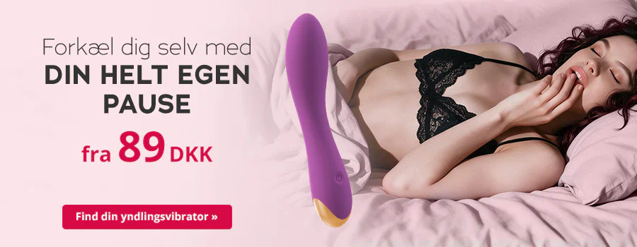 En kvinde i sort blonderundertøj ligger på lyserødt sengetøj. Den ene hånd ligger under dynen, mod hendes skridt, og med den anden hånd rører hun ved sine læber. Ved siden af hende ligger en lilla vibrator. Med store bogstaver står teksten "Forkæl dig selv med DIN HELT EGEN PAUSE“, "fra 89 DKK“ og en rød knap med teksten "Find din yndlingsvibrator »“.