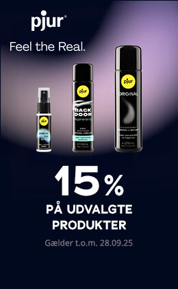 Billedet viser en reklame med mørk baggrund. I midten ses produkter fra mærket "pjur" på et stort område. Med store, hvide bogstaver står der "15% på udvalgte produkter", "gælder t.o.m. 28.09.25". Pjur-logoet og sloganet "Feel the Real" er også skrevet med hvid skrift. Nedenunder er der en rød knap med teksten "Spar nu »".