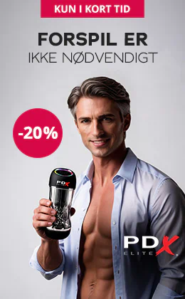 En mand i en åben, lyseblå skjorte holder en masturbator i hånden. Der står med store bogstaver »FORSPIL ER IKKE NØDVENDIGT«, og øverst »KUN I KORT TID«. I en rød bannertekst står der »-20 %«. Nederst står der på en rød knap »Nyd det på din egen måde»«. Over den er mærkelogoet »PDX Elite« afbildet.