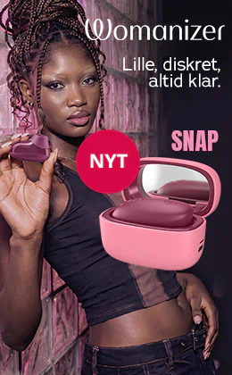 En kvinde holder til venstre en lyserød Womanizer SNAP, en diskret stimulator til klitorisstimulation, ved siden af det åbne, lyserøde opladeetui. Til højre står "Womanizer SNAP" og "Lille, diskret, altid klar."; øverst står "NY", og nederst er der en rød knap med teksten "Giv mig det »".