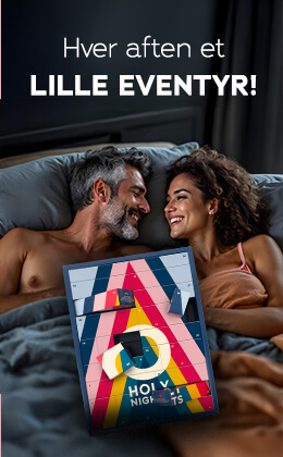 Billedet viser en reklame. En mand uden trøje ligger arm i arm med en kvinde, der bærer en lys top. De to ser på hinanden og smiler. Julekalenderen med et farverigt design og påskriften "HOLY NIGHTS" er afbildet. Med hvid skrift står der "Hver aften et lille eventyr!".