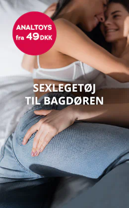 To kvinder ligger oven på hinanden på en seng og smiler til hinanden. Den ene lægger sin hånd på den andens bagdel. Der står med store bogstaver: »Sexlegetøj til bagdøren«. I en rød bannertekst står der »Anal sexlegetøj fra 49 DKK«, og nedenunder er der en rød knap med teksten »Til anal sexlegetøj«