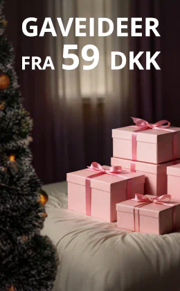 På reklamen ses mange lyserøde indpakkede gaver, der står ved siden af et juletræ. Med store bogstaver står der med hvid skrift »Gaveideer fra 59 DKK«. Nederst står der på en rød knap »Til tilbuddet«.