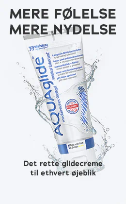 Aquaglide-glidecremeemballage foran sprøjtende vand. Ovenfor står der „MERE FØLELSE MERE NYDELSE“, og nedenfor „Den rigtige glidecreme til hvert øjeblik“. Nederst er der en rød knap med teksten „Opdag Joydivision »“.
