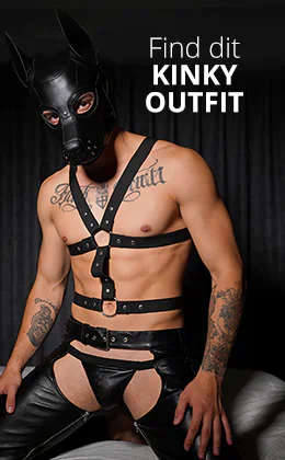 En muskuløs mand med sort lædermaske og harness knæler foran en mørk baggrund. Til højre står der »Find dit KINKY OUTFIT«, og nederst er der en rød knap med teksten »Oplev det nu »«.