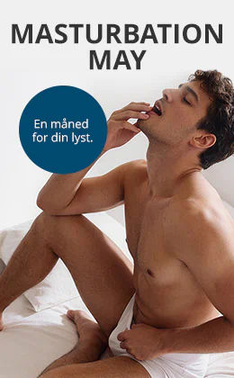 En mand med bar overkrop sidder på en seng med hvidt sengetøj. Han har lukkede øjne og holder hånden for munden. Der står med store bogstaver: „MASTURBATION MAY – Leder du stadig efter sexlegetøj til ham?“ Nederst er der en rød knap med teksten: „Til udvalget af sexlegetøj til mænd«“.