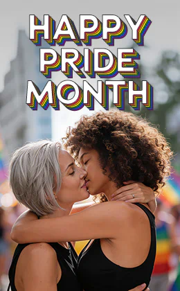 To kvinder kysser hinanden, mens de står tæt omfavnet foran et sløret Pride-baggrundsbillede. Den ene har kort, sølvfarvet hår, den anden krøllet, brunt hår. Til venstre står der »HAPPY PRIDE MONTH«.