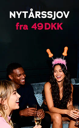 To kvinder i festtøj sidder på en sofa; den ene har et pandebånd med penis-gag. Tekst: "Nytårssjov fra 49 DKK. Nederst en rød knap: "Giv mig den".