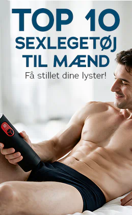 Smilende mand uden trøje på sengen holder et sort produkt. Tekst: „Top 10 mandetoys – Kom til din ret!“ Knap: „Nu er det din tur »“