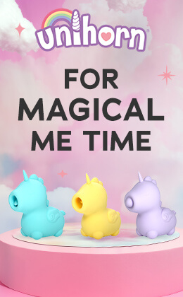 Billedet viser en reklame med en lyserød baggrund og skyer. Øverst er "unihorn"-logoet med en regnbue afbildet. Under det står der med sort skrift "FOR MAGICAL ME TIME". I farverne gul og blå er der afbildet to sexlegetøj i form af enhjørninger. De står på en rund piedestal. Nederst på billedet er der en rød knap med teksten "Spar nu »".