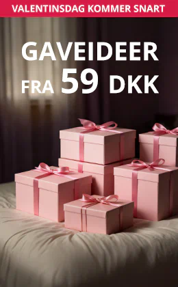 Lyserøde gaveæsker med bånd på en seng, tekst: „Erotiske gaveidéer fra 59 DKK“, knap „Lad dig inspirere“, bemærkning om Valentinsdag.