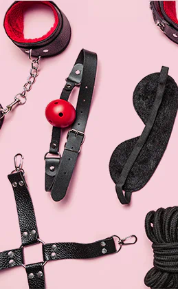 Reklamematerialet har en lyserød baggrund, hvorpå der er afbildet nogle artikler i farverne sort/rød til bondage.