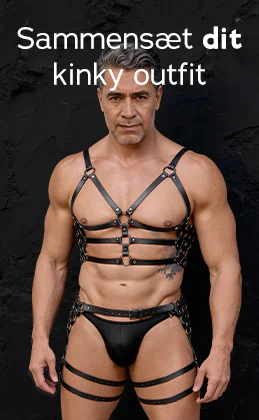 Mand i sort læderharness og harness string står foran en mørk baggrund. Tekst »Skab dit kinky outfit« og rød knap »Det vil jeg ha‘«.