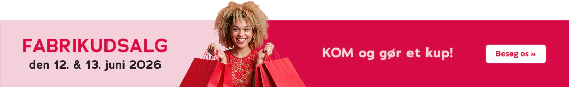 Rødt banner for et fabrikudsalg med en smilende kvinde i rødt outfit og røde shoppingposer. Tekst: 12. & 13. JUNI 2026, FABRIKUDSALG, KOM og gør et kup! CTA: Besøg os ».